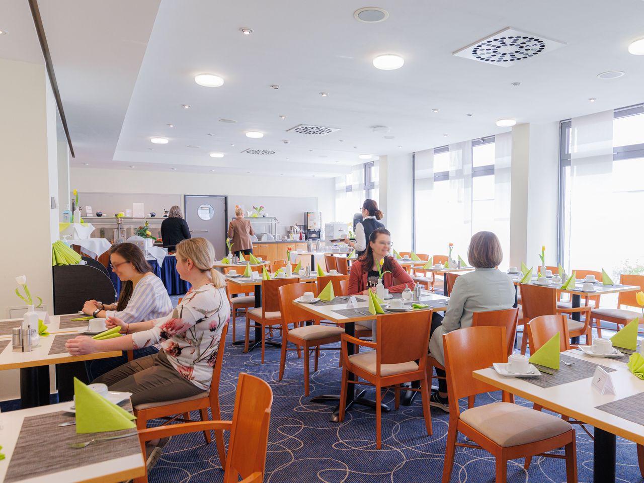 Restaurantbereich im Mercure Hotel Riesa Dresden Elbland mit Gästen zu Silvester