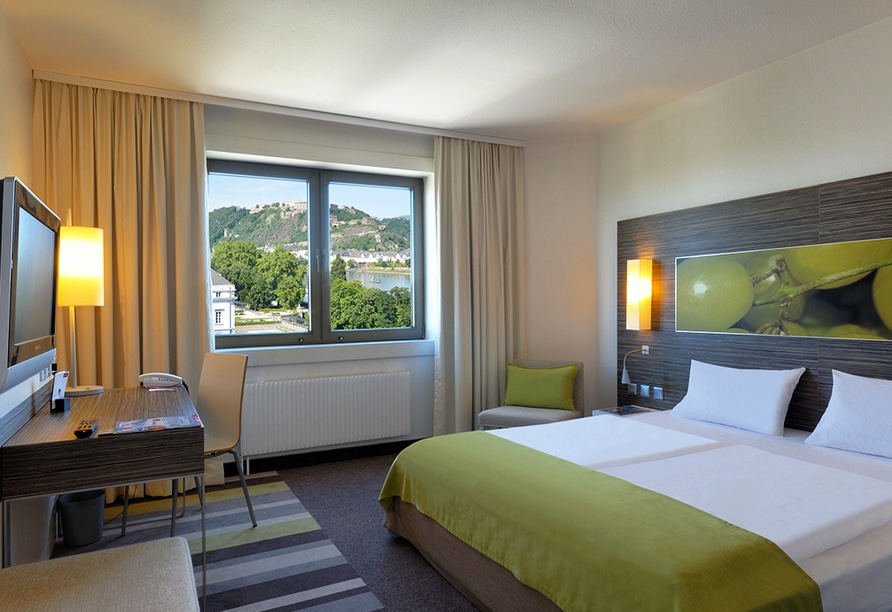 Gemütliches Hotelzimmer mit Aussicht auf Ehrenbreitstein im Mercure Hotel Koblenz an Silvester