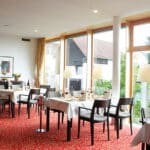 Festlich gedeckte Tische im Restaurant des Landhotel Allgäuer Hof bereit für Silvester