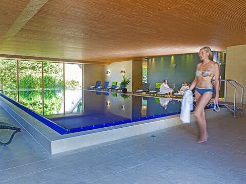 Hallenbad im Landhotel Allgäuer Hof wartet auf Gäste zum Silvesterfest