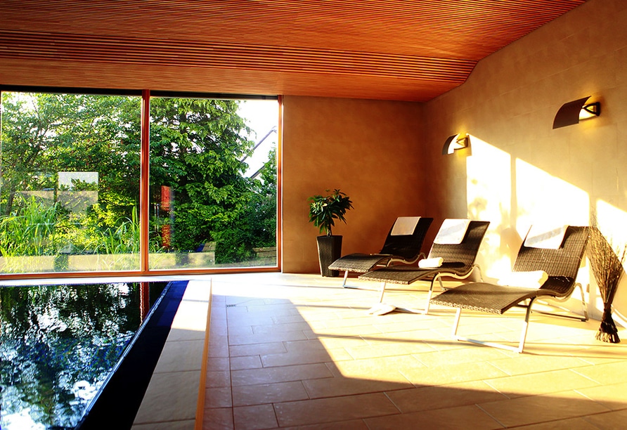 Wellnessbereich im Landhotel Allgäuer Hof mit Blick auf die Natur zur Silvesterzeit