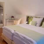 Gemütlich eingerichtetes Doppelzimmer im Eurostrand Resort Lüneburger Heide, perfekt für Ihren Silvesterurlaub