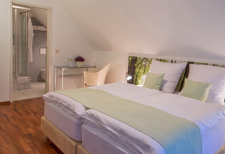 Gemütlich eingerichtetes Doppelzimmer im Eurostrand Resort Lüneburger Heide, perfekt für Ihren Silvesterurlaub