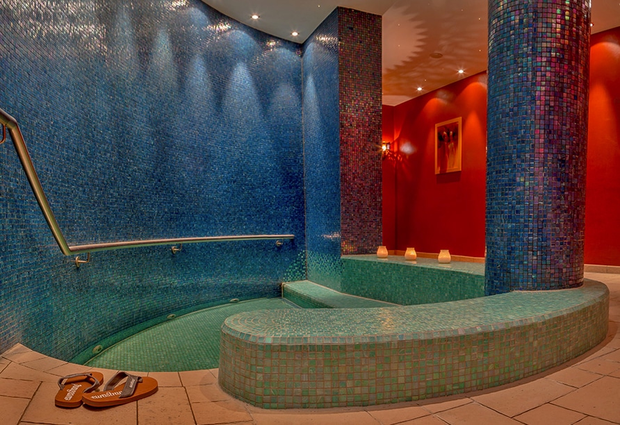Entspannender Wellnessbereich mit Mosaik im Eurostrand Resort Lüneburger Heide, ein Highlight für Silvester