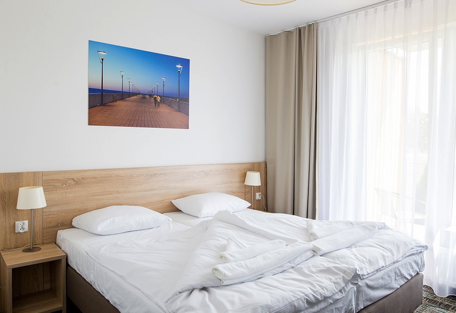 Gemütliches Doppelzimmer im Hotel Siesta, bereit für Silvester.