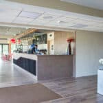 Die einladende Rezeption des Hotel Siesta, dekoriert für den Silvesterabend.