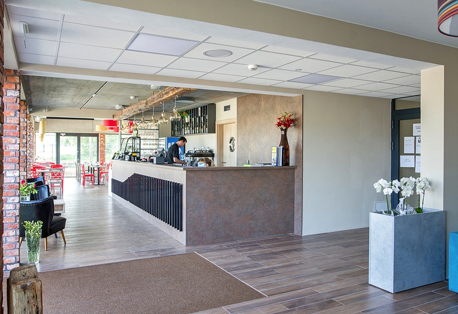 Die einladende Rezeption des Hotel Siesta, dekoriert für den Silvesterabend.