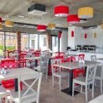 Modern gestalteter Restaurantbereich im Hotel Siesta, dekoriert für Silvester.