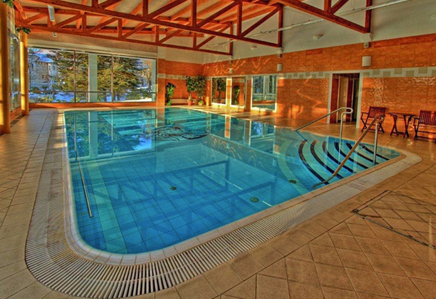 Beheizter Innenpool im Hotel Krakonoš, ideal für Entspannung an Silvester