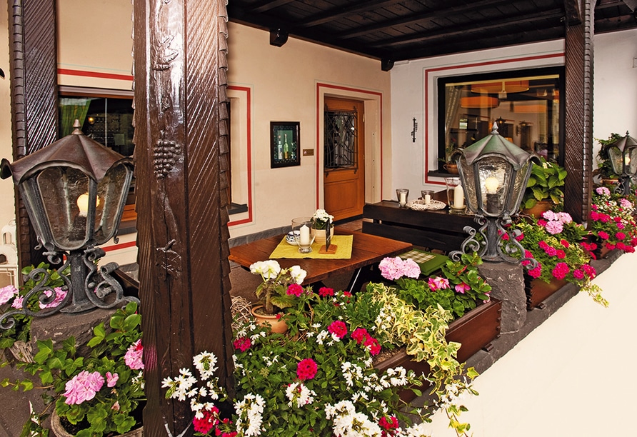 Blumengeschmückte Terrasse des Moselhotel Traube für die Silvesterfeier