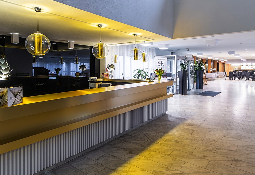 Stilvoller Empfangsbereich im Hotel Solny, dekoriert für Silvester