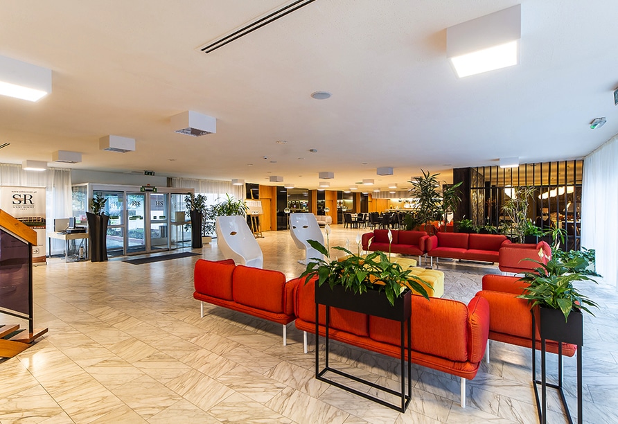 Weitläufige und moderne Lobby im Hotel Solny, festlich dekoriert für Silvester
