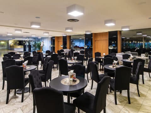 Großer Restaurantbereich im Hotel Solny, festlich vorbereitet auf die Silvesterfeier