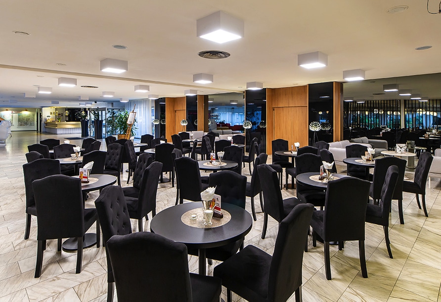 Großer Restaurantbereich im Hotel Solny, festlich vorbereitet auf die Silvesterfeier