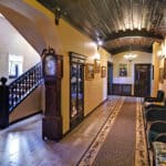 Charmanter Flur im historischen Stil des Hotel Mona Lisa, eine gemütliche Silvesterunterkunft.