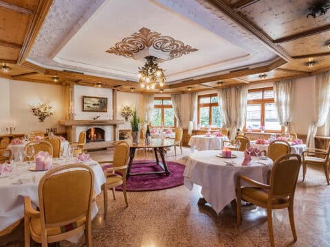 Exquisit eingerichteter Speisesaal im Hotel Becher für das Silvester-Dinner