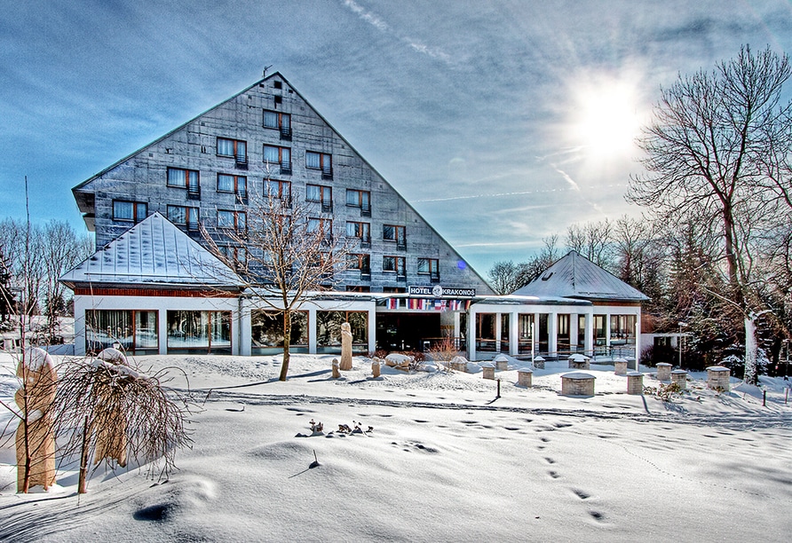 Schneebedecktes Hotel Krakonoš in Marienbad während der Silvesterzeit