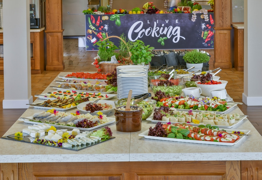 Großes Buffet mit Live-Cooking im Hotel Mona Lisa, ideal für das Silvesteressen.