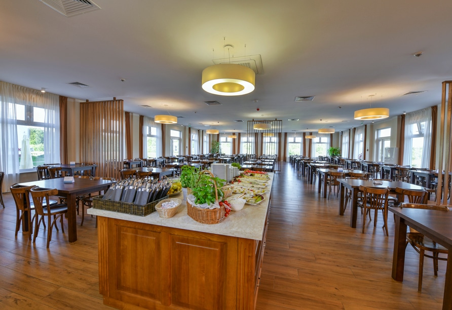 Geräumiger Speisesaal im Hotel Mona Lisa, ideal für Silvesterfeiern.