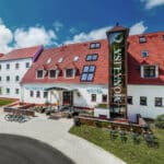Frontansicht des Hotel Mona Lisa, ideal für eine Silvesterreise an die Ostsee.