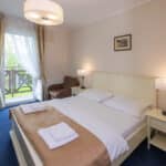 Einladendes Doppelzimmer im Hotel Mona Lisa, ideal für einen erholsamen Silvesteraufenthalt.