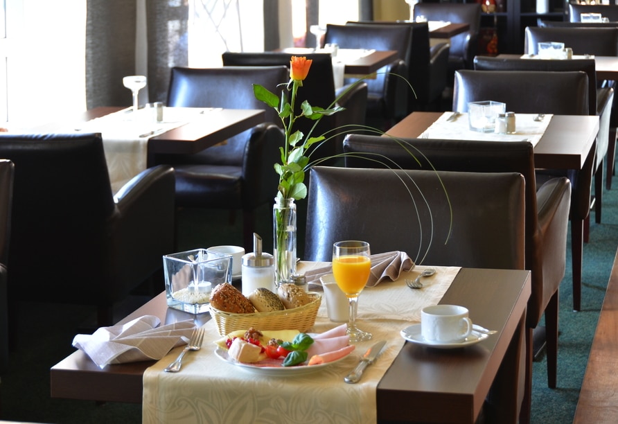 Festlich gedeckter Frühstückstisch im City Hotel Valois an Silvester