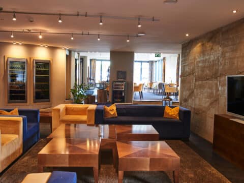 Der komfortable Loungebereich im Hotel Silicium lädt zu entspannten Momenten während der Silvesterfeier ein.