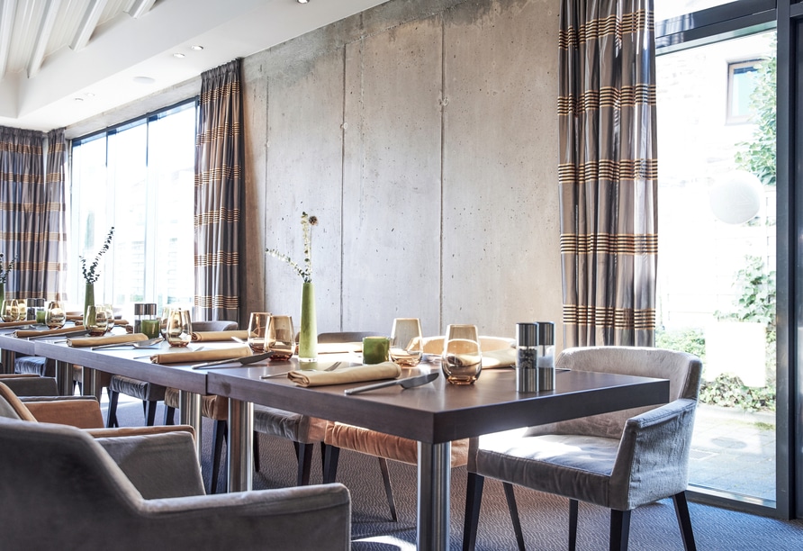 Ein festlich dekorierter Tisch im Restaurant des Hotel Silicium wartet auf die Silvester-Gäste.