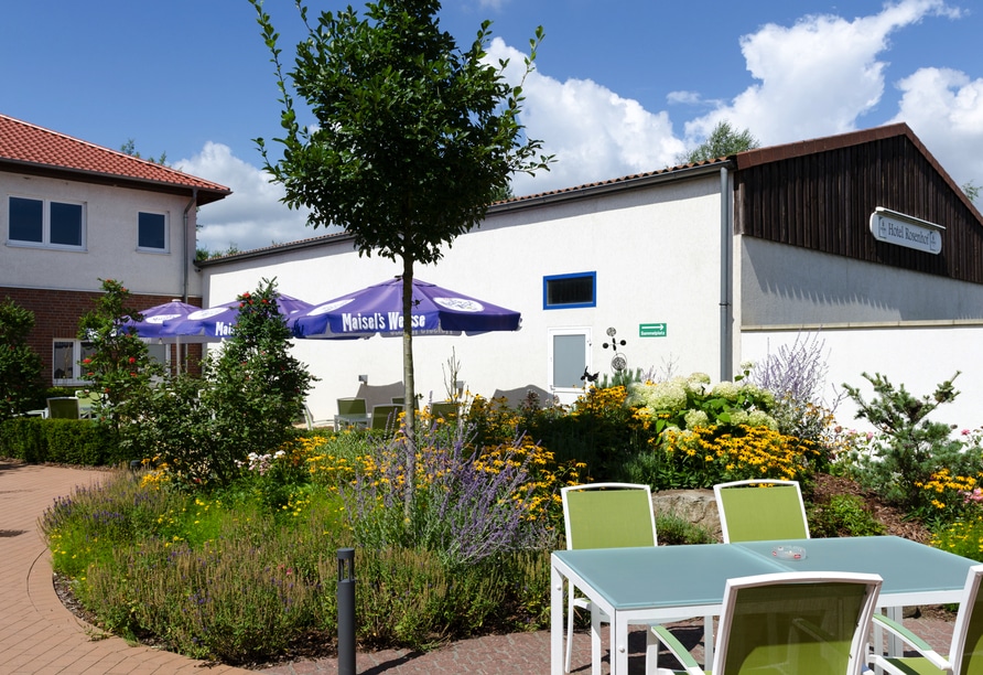 Außenansicht des Hotel Rosenhof mit Gartenbereich, bereit für Silvesterfeiern