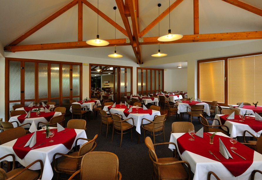 Festlich dekoriertes Restaurant im Hotel Krakonoš für die Silvesterfeier