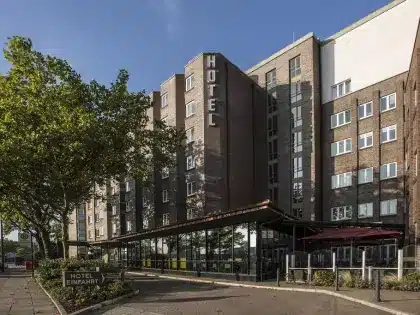 Außenansicht des Best Western Plus Hotel Böttcherhof in Hamburg zur Silvesterzeit