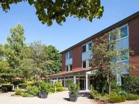 Außenansicht des ANDERS Hotel Walsrode, ideal für Silvesterfeiern