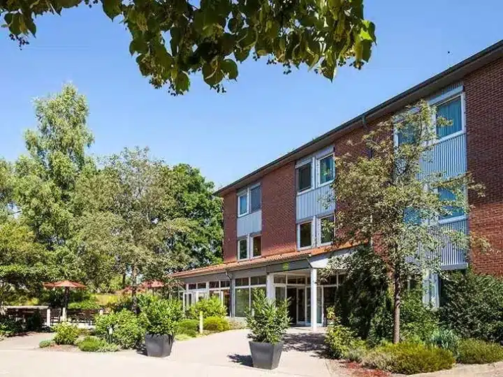 Außenansicht des ANDERS Hotel Walsrode, ideal für Silvesterfeiern