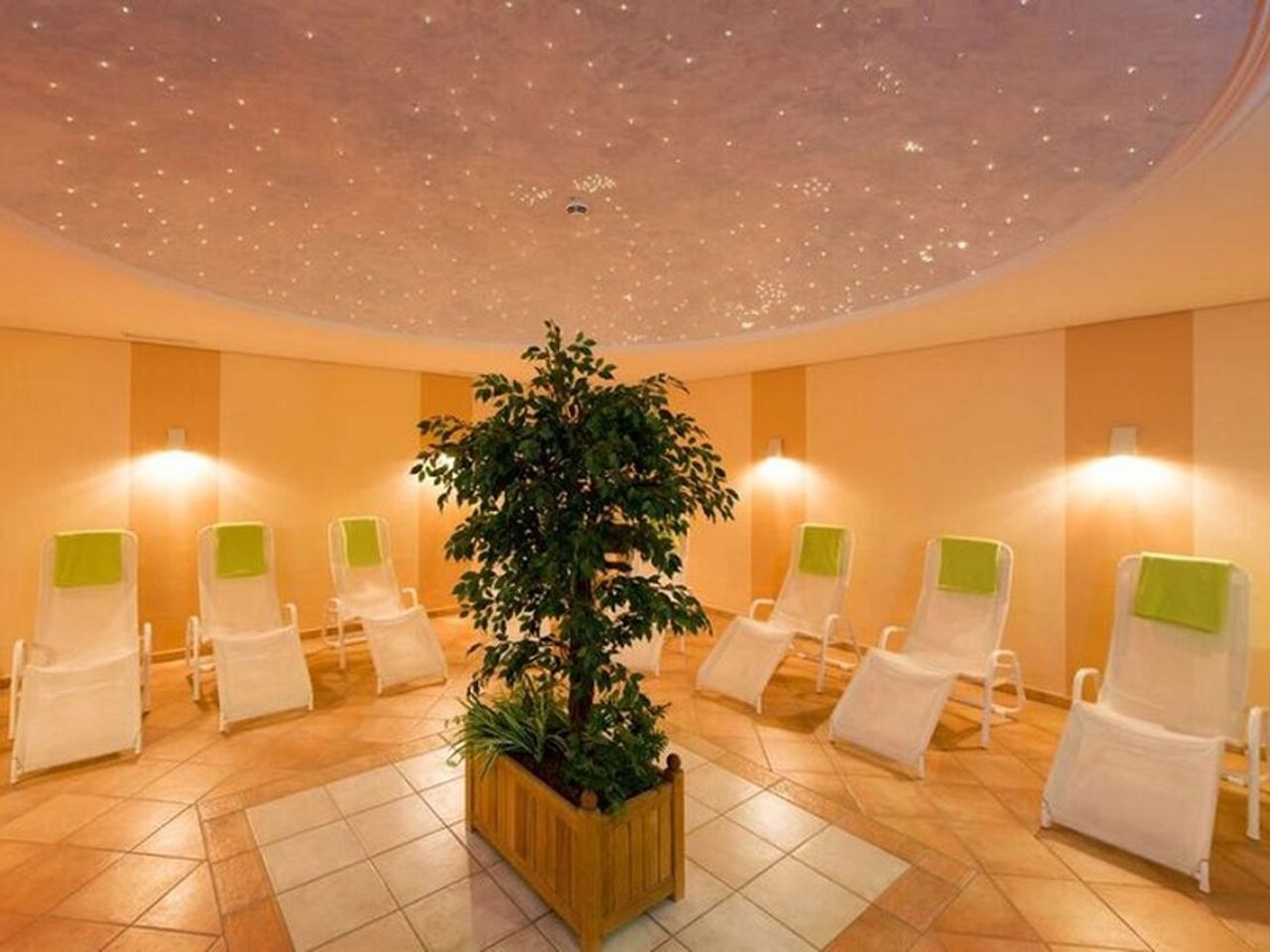 Der entspannende Ruheraum im Maifeld Sport- und Tagungshotel, perfekt für eine Erholung nach der Silvesternacht.