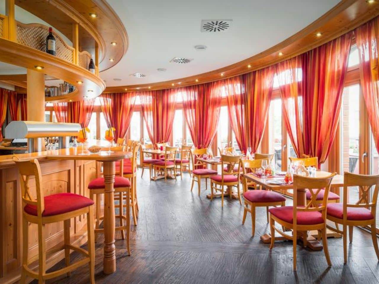 Gemütlicher zweiter Restaurantbereich im Hotel Post, bereit für Silvesterdinne