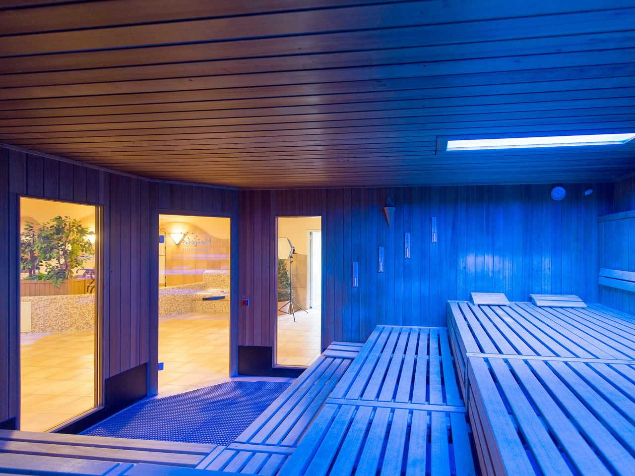 Die gemütliche Sauna im Maifeld Sport- und Tagungshotel, ideal zum Entspannen nach der Silvesterfeier.