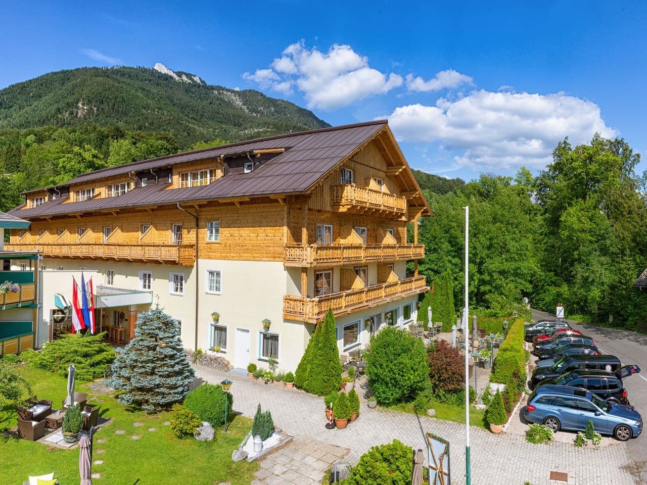 Außenansicht des Hotel Försterhof im Salzkammergut, ideal für Silvesterfeiern