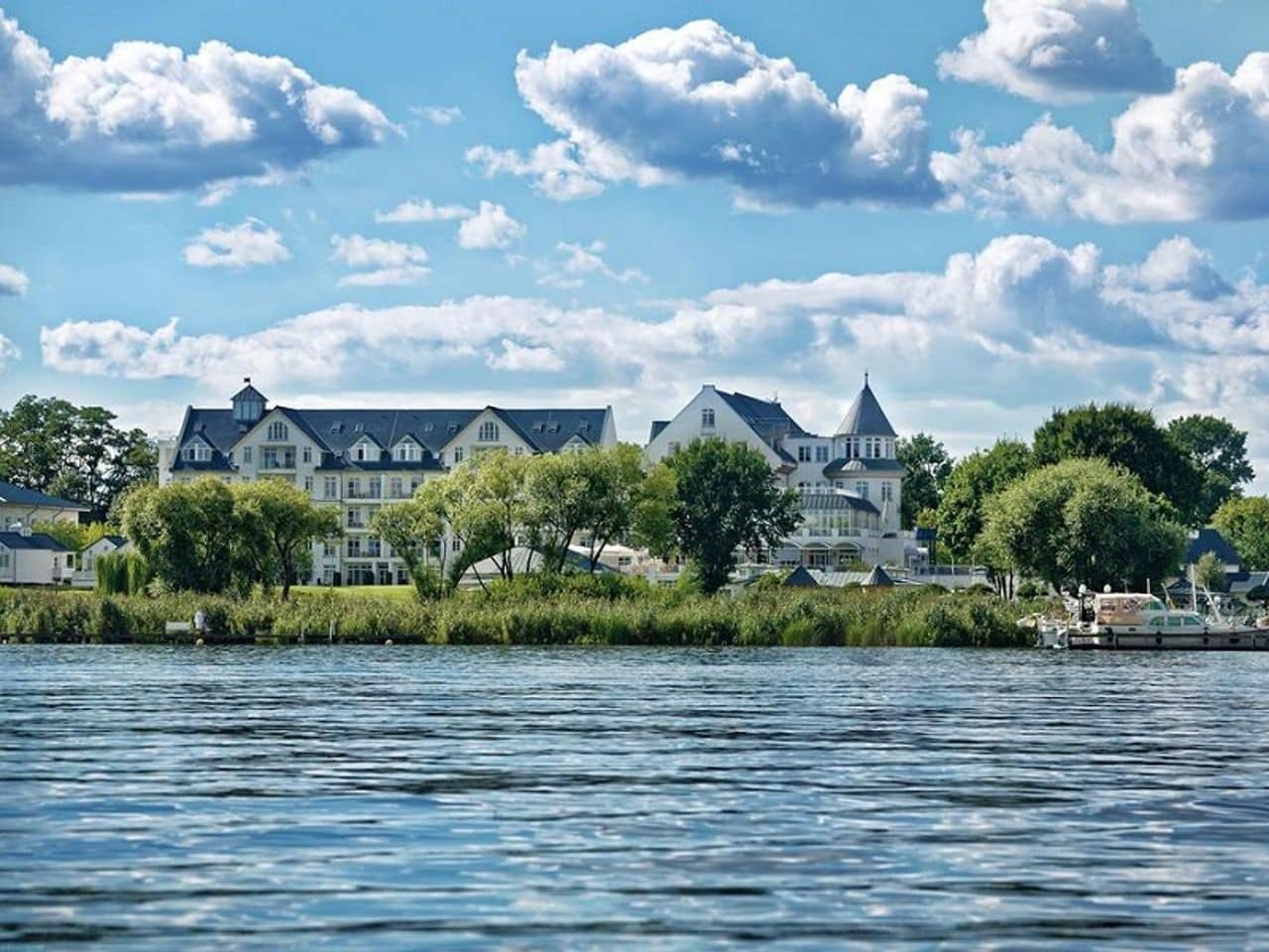 Außenansicht des Precise Resort Schwielowsee am Silvesterabend