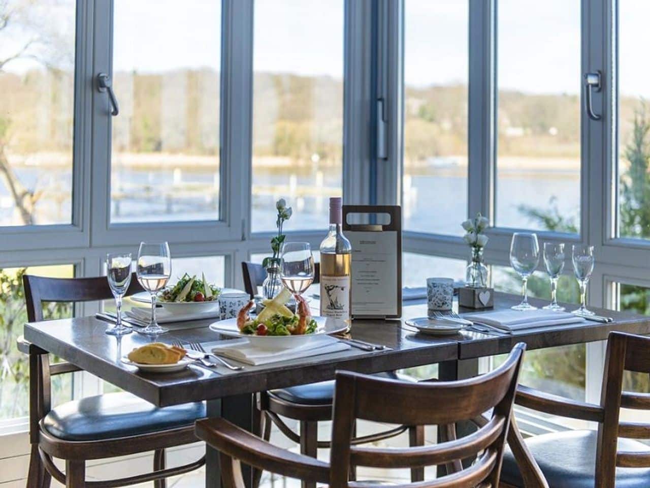 Gedeckter Tisch im Precise Resort Schwielowsee für das Silvesterdinner mit Seeblic