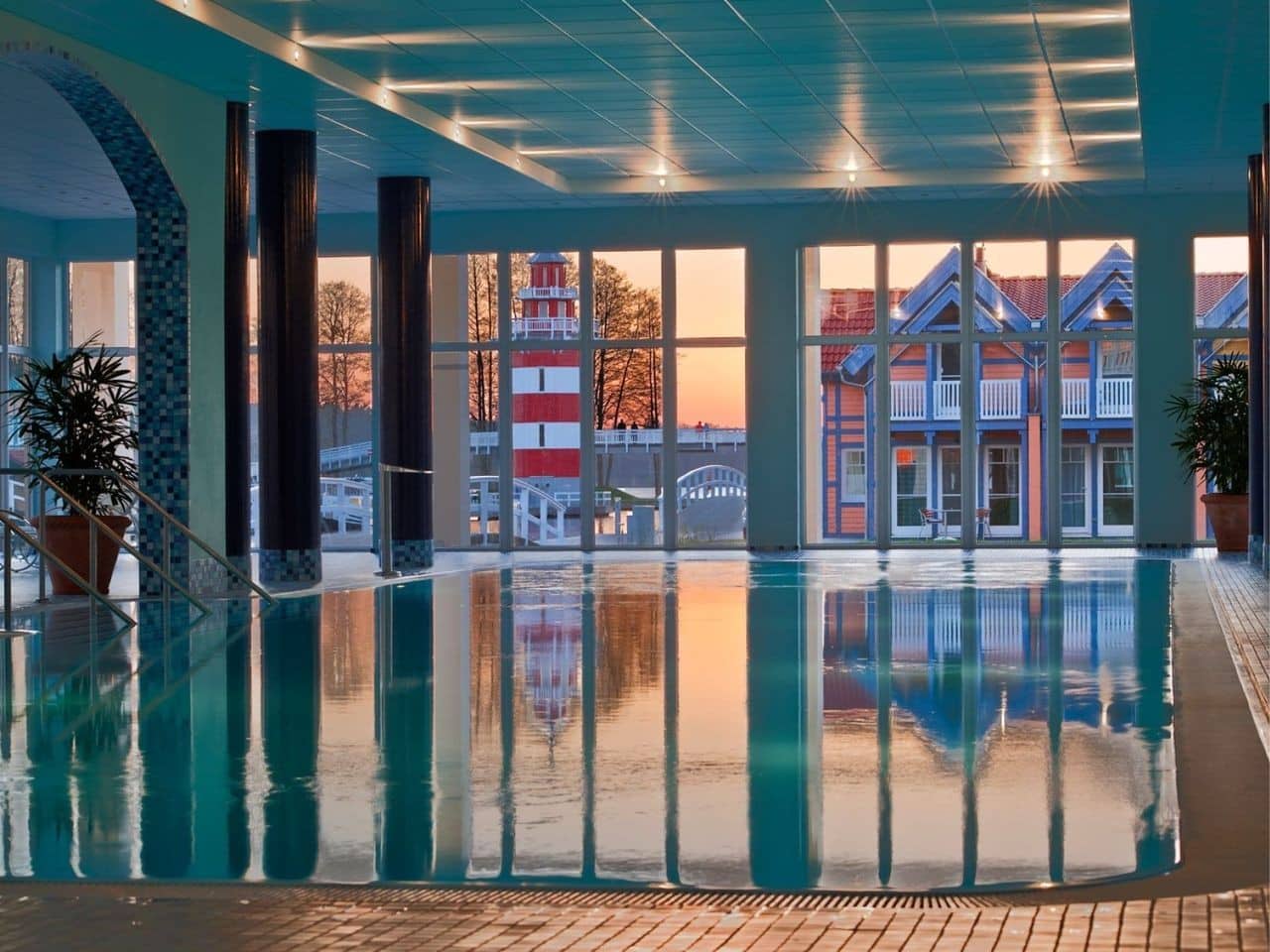 Innenpool mit Blick auf den Hafen während Silvester im Precise Resort Hafendorf Rheinsberg