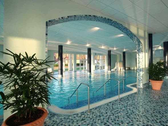 Wellnessbereich mit Innenpool im Precise Resort Hafendorf Rheinsberg an Silvester