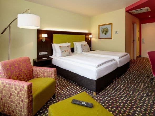 Gemütliches Hotelzimmer im Trans World Hotel Kranichhöhe, bereit für Silvester