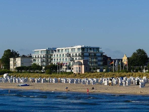 Außenansicht des SEETELHOTEL Kaiserstrand Beachhotel an der Ostsee, perfekt für Silvesterfeiern