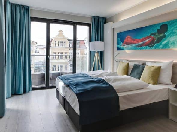 Komfortables modernes Zimmer im SEETELHOTEL Kaiserstrand Beachhotel, ideal für den Silvesterurlaub an der Ostsee