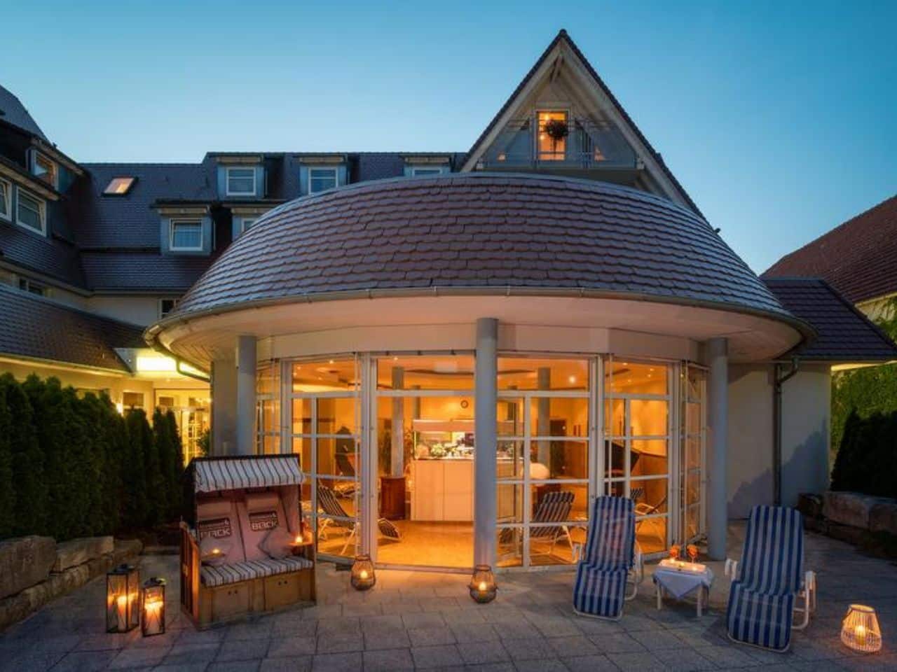 Beleuchteter Pavillon im Hotel Post, perfekt für entspannte Silvesterabende