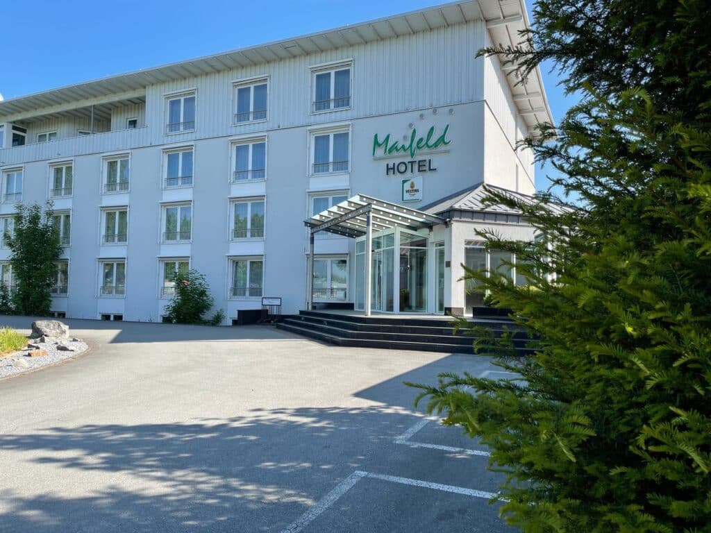 Die Außenansicht des Maifeld Sport- und Tagungshotels in Werl, ideal für einen luxuriösen Silvesteraufenthalt.