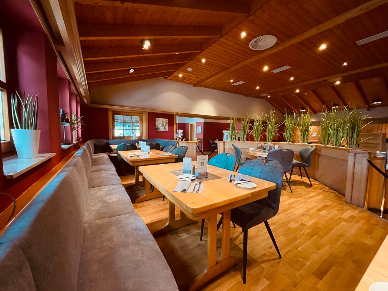 Das Restaurant des Maifeld Sport- und Tagungshotels, perfekt für ein festliches Silvesterdinner.