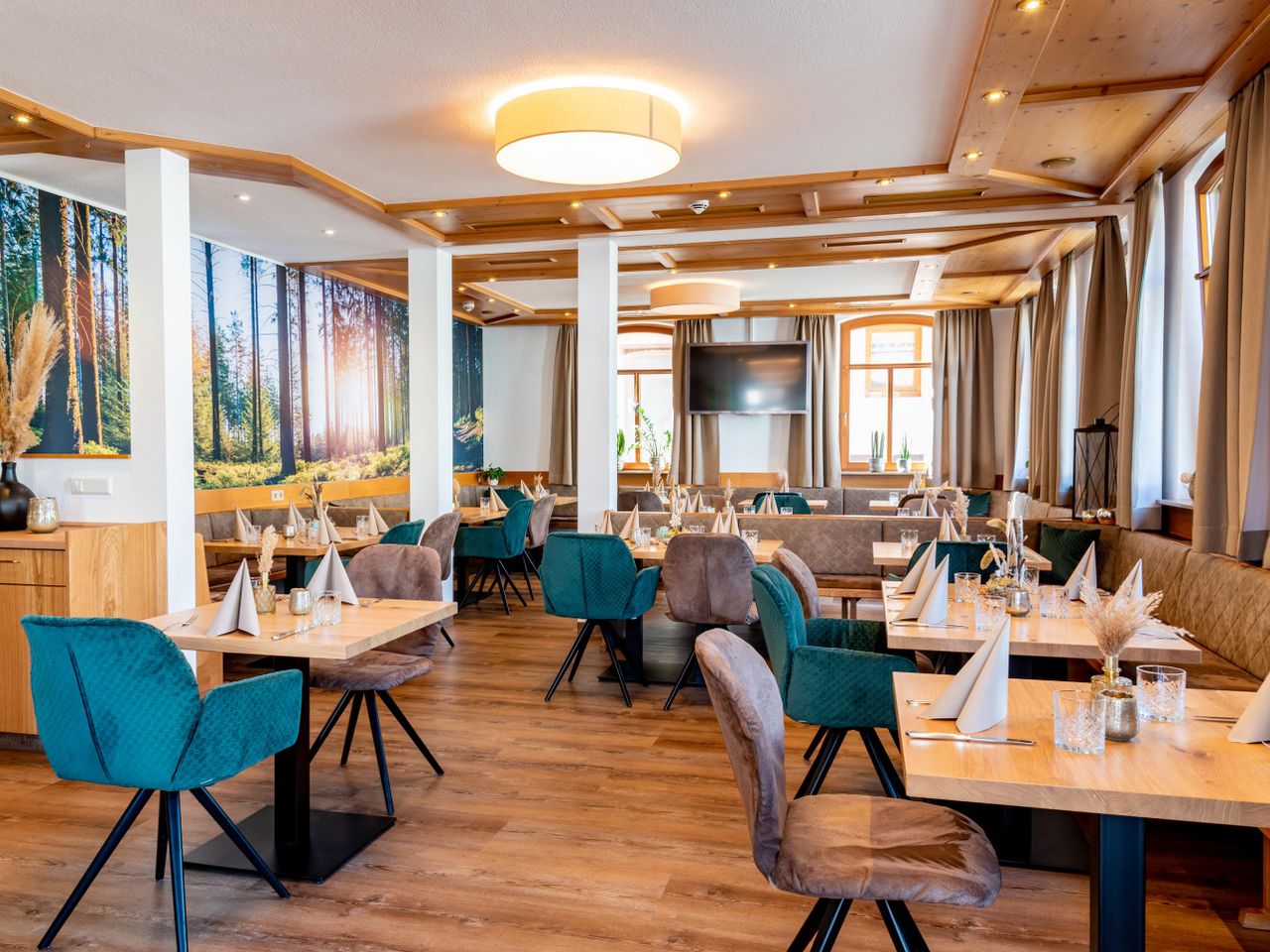 Stilvoller Restaurantbereich im Hotel Post, ideal für Silvesterfeiern