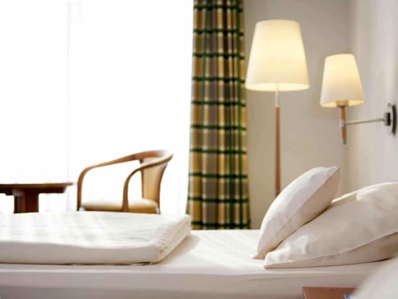 Ein komfortabel eingerichtetes Zimmer im Maifeld Sport- und Tagungshotel, ideal für einen erholsamen Silvesteraufenthalt.