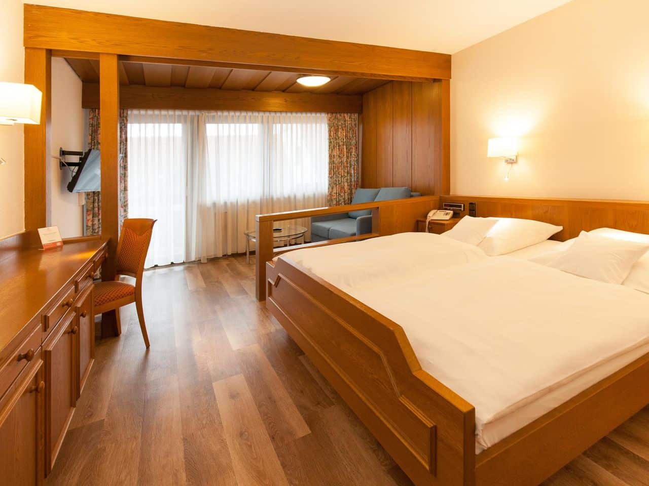 Gemütliches, gut ausgestattetes Zimmer im Landgasthof Hotel Hirsch, ideal für einen Silvesteraufenthalt